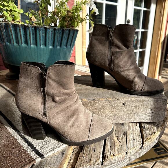 White Mountain Suede Leather Block Heel Ankle Boots 7.5 Neutral Minimalist Chic - Picture 2 of 9